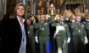 La ministra de Defensa, María Dolores de Cospedal, tras dar los primeros toques de campana al trono del Cristo de Animas de Ciego de las Reales Cofradías Fusionadas de Málaga. | EFE