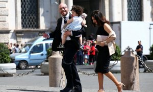 Lorenzo Fontana y su familia, el viernes, en Roma. REUTERS/Alessandro Bianchi