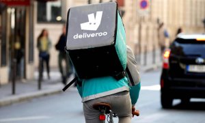 Un trabajador de Deliveroo. REUTERS/Charles Platiau