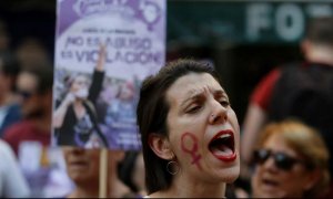 Manifestación de mujeres en Madrid, esta tarde ante el Ministerio de Justicia, en protesta por la puesta en libertad de 'La Manada'. (JUAN CARLOS HIDALGO | EFE)