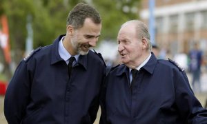 El rey Felipe VI, junto a su padre, Juan Carlos I. - EFE