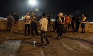 Jóvenes y menores extranjeros que viven en las calles de Melilla.- JOSÉ PALAZÓN