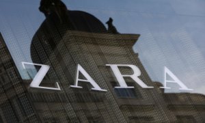 El logo de Zara, la principal enseña de Inditex, en una de sus tiendas en el centro de Madrid. REUTERS/Susana Vera