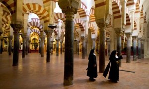 Una monjas visitan la Mezquita-Catedral de Córdoba. AFP / Gerard Julien
