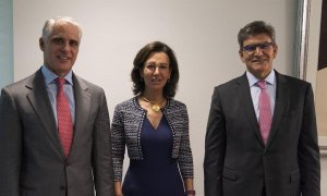 El próximo consejero delegado del Banco Santander, el italiano Andrea Orcel (izq.), con la presidenta de la entidad, Ana Botín (c.), y su predecesor José Antonio Álvarez. E.P.