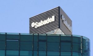 El logo del Banco Sabadell en la sede de la entidad. E.P.