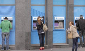 Varios usuarios retiran dinero en efectivo de cajeros automáticos | EFE