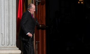 El rey emérito Juan Carlos I, entra en el Congreso de los Diputados, en el que se celebra la solemne conmemoración del 40 aniversario de la Constitución. EFE/JuanJo Martín