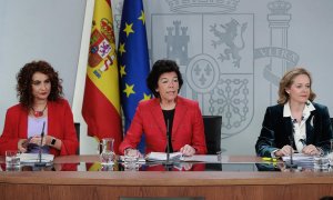 La portavoz del Gobierno, Isabel Celaá (c), la ministra de Hacienda, María Jesús Montero (i), y la de Economía, Nadia Calviño (d), durante la rueda de prensa posterior a la reunión del Consejo de Ministros en la que se han aprobado los Presupuestos para 2