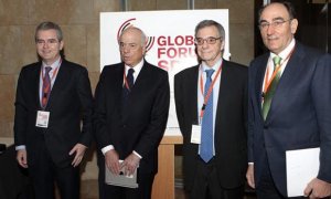 El ahora presidente honorífico del BBVA, Francisco González (segundo por la izquierda) y el presidente de Iberdrola (primero por la derecha), Ignacio Sánchez Galán, en acto empresarial en Bilbao, en marzo de 2014. Con ellos, el presidente y CEO de Inditex