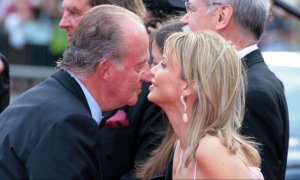 El Juan Carlos I saluda a su amiga Corinna Sayn-Wittgenstein durante un acto en 2006 | EFE/ Archivo