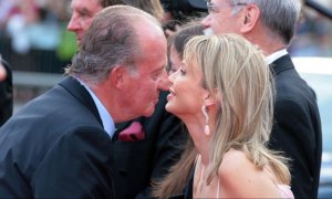 El Juan Carlos I saluda a su amiga Corinna Sayn-Wittgenstein durante un acto en 2006 | EFE/ Archivo