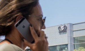 28/08/2016 - Una mujer habla por teléfono frente al edificio de la empresa de espionaje israelí NSO Group en Herzliya, cerca de Tel Aviv. / AFP