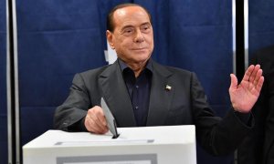 El ex primer ministro italiano y líder del partido Forza Italia, Silvio Berlusconi, emite su voto en un colegio electoral durante las elecciones europeas en Milán. EFE