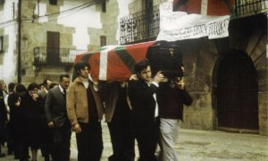 Imagen del funeral de Mikel Arregi en noviembre de 1977. EUSKAL MEMORIA FUNDAZIOA