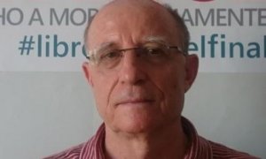 El defensor de la eutanasia Ángel Hernández, en la sede de Derecho a Morir Dignamente. / HENRIQUE MARIÑO