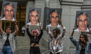 08/07/2019 - Cuatro jóvenes frente a los juzgados de Nueva York con imágenes de Jeffrey Epstein, acusado de tráfico sexual de menores. / AFP - STEPHANIE KEITH