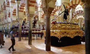 Pasos de Semana Santa en el interior de la Mezquita de Córdoba.