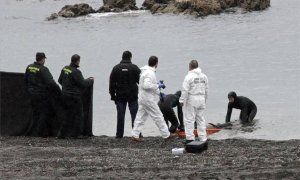 Labores de rescate de uno de los fallecidos en la tragedia del Tarajal, en Ceuta. / EFE