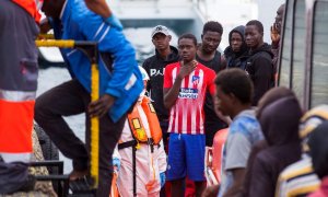 Migrantes subsaharianos desembarcan después de ser rescatados en el mar al sur de las Islas Canarias, en el puerto de Arguineguín en la isla de Gran Canaria. REUTERS / Borja Suarez