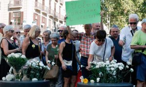 Un familiar de una víctima del atentado de Las Ramblas muestra la pancarta "Queremos saber la verdad" durante el homenaje del segundo aniversario del 17A, en agosto pasado. | RTVE