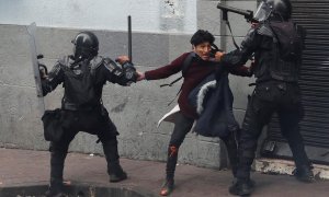 Un manifestante es detenido por miembros de las fuerzas de seguridad durante una protesta contra las medidas de austeridad del presidente de Ecuador, Lenin Moreno, en Quito, Ecuador, 8 de octubre de 2019. REUTERS / Carlos Garcia Rawlins