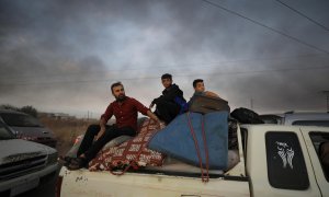 Un grupo de sirios huyen de la ciudad de Ras al Ain.REUTERS/Rodi Said