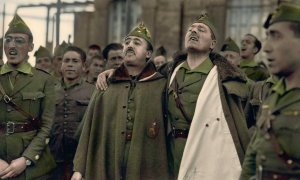 Franco y Millán Astray se abrazan mientras cantan junto a otros legionarios del Cuartel de Dar Riffien (Ceuta). Foto Bartolomé Ros. Archivo Familia Ros Amador.