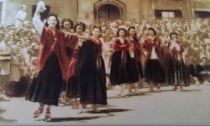 Lekeitio, 1916. Maria Erkiaga encabeza una de las únicas danzas femeninas del País Vasco.