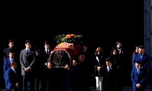 Familiares de Francisco Franco portan el féretro con los restos mortales del dictador tras su exhumación en la basílica del Valle de los Caídos. - EFE