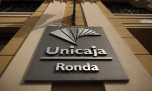 El logo de Unicaja en una oficina de Ronda (Málaga). REUTERS/Jon Nazca