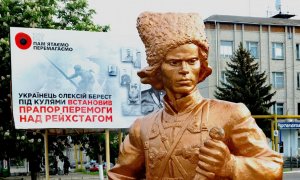 La estatua de Néstor Majnó, en Guliai Pole, galvanizada y dorada, ha reemplazado a la de Lenin. / Ferrán Barber