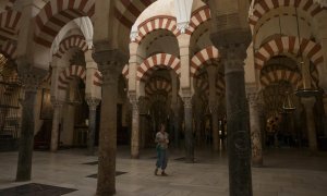 Una turista visita la Mezquita de Córdoba. AFP/Jorge Guerrero