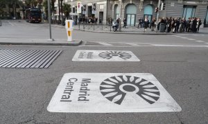 Señales en el asfalto que indican una zona afectada por Madrid Central. / Ayuntamiento de Madrid.