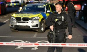 Un agente de la Policía con un arma vigila en el Puente de Londres tras un apuñalamiento con heridos. EP/Dominic Lipinski