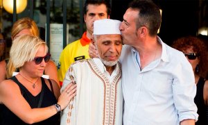 Javi Martínez, padre del niño asesinado en Las Ramblas, besa al imán de Rubí, ciudad donde vive, tras el acto en esa mezquita de repudio del atentado, celebrado una semana después del 17A.