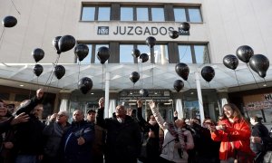 Grupo de afectados por Ivima en una protesta frente a los juzgados de Plaza de Castilla. -EFE