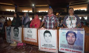 26/12/2019.- Familiares de los 43 estudiantes desaparecidos de Ayotzinapa oran por ellos este jueves en la Basílica de Guadalupe, en Ciudad de México (México). EFE/Madla Hartz