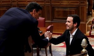 El coordinador de Izquierda Unida, Alberto Garzón (d), saluda al candidato a la Presidencia del Gobierno, Pedro Sánchez (i), tras su intervención ante el pleno del Congreso de los Diputados en la primera jornada de la sesión de investidura de Pedro Sánche