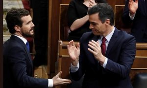 El candidato socialista Pedro Sánchez (d), que logró este martes la confianza del Congreso para un nuevo mandato como presidente del Gobierno, al lograr una estrecha mayoría de 167 votos a favor, 165 en contra y 18 abstenciones, recibe el saludo del líder