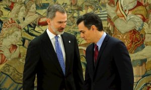 El presidente del Gobierno, Pedro Sánchez, y el rey Felipe VI, tras prometer su cargo en el Palacio de la Zarzuela en Madrid.- EFE/Juan Carlos Hidalgo POOL