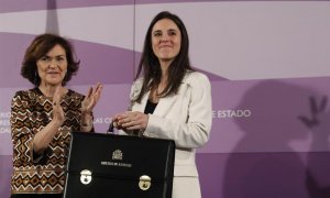 Irene Montero recibe la cartera de Ministra de Igualdad de la Vicepresidenta del Gobierno, Carmen Calvo. / EFE- Javier Lizón