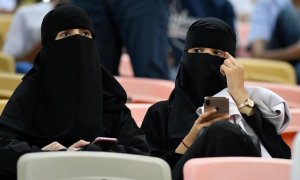 Mujeres saudís, en la semifinal de la Supercopa de España celebrada en Arabia Saudí.  / REUTERS / WALEED ALI