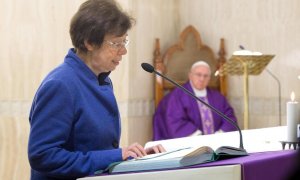 Imagen de archivo de la italiana Francesca Di Giovanni, en un acto en el vaticano con el papa Francisco en diciembre de 2013. REUTERS