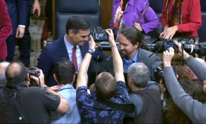 Iglesias felicita a Sánchez con un abrazo