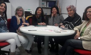 Silvia Oñate y la Junta directiva de la Asociación Vida de mujeres viudas.