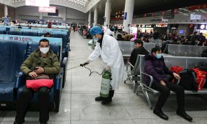 Un operario desinfecta una zona de espera para pasajeros en la estación de tren de Nanchang, en la provincia china de Jiangxi, este miércoles.  | EFE