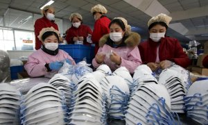 23.01.2020 -Los trabajadores fabrican máscaras faciales protectoras en una fábrica, ya que las existencias de mascarillas faciales se agotan en medio del brote de coronavirus, en Handan, provincia de Hebei, China. EFE