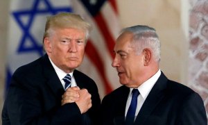 El presidente de los Estados Unidos, Donald Trump, y el primer ministro israelí, Benjamin Netanyahu, se dan la mano después del discurso de Trump en el Museo de Israel en Jerusalén el 23 de mayo de 2017. REUTERS / Ronen Zvulun / ARCHIVO