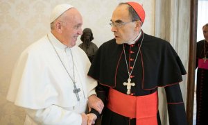 El Papa Francisco junto al cardenal francés Philippe Barbarin. / Reuters